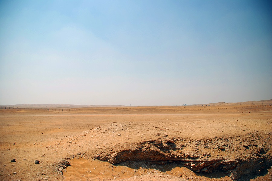 Blick in die Wüste, im Vordergrund der die Pyramide umgebende Schutt.