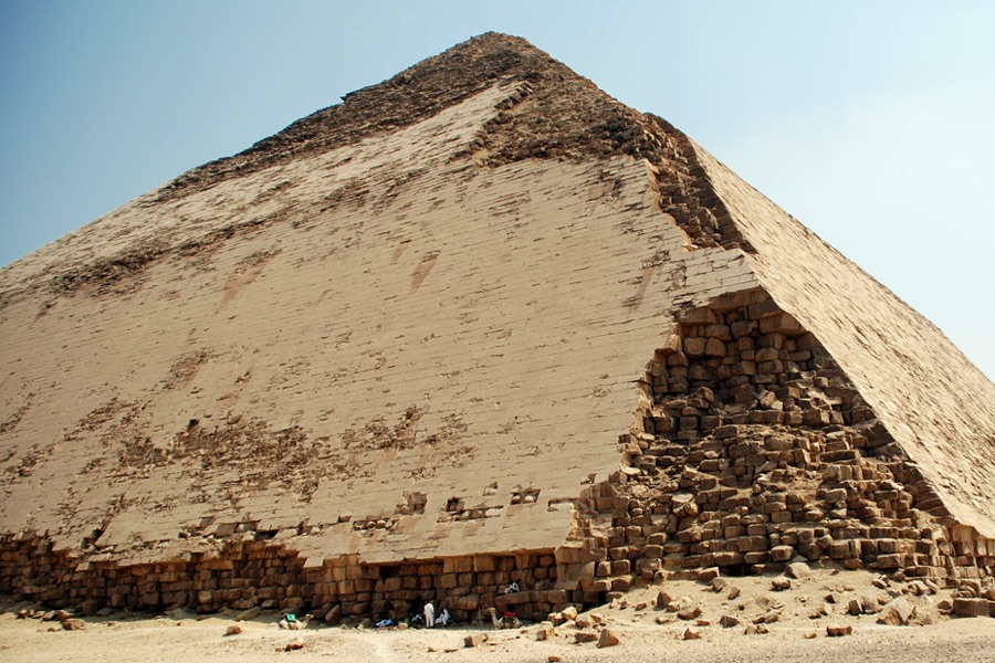 Die Wachmannschaften lassen sich von der angeblichen Instabilität des Bauwerks offensichtlich nicht beeindrucken. Schließlich steht die Pyramide schon seit 4500 Jahren.
