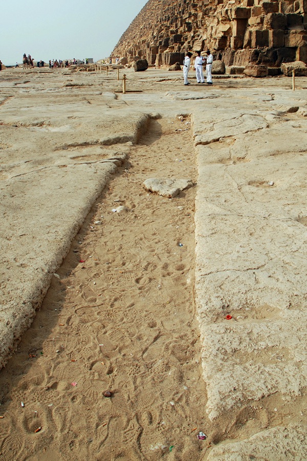 Blick entlang der Westseite der Cheopsyramide. Der Fehler in der waagerechten Vermessung beträgt gerade einmal 2 cm.