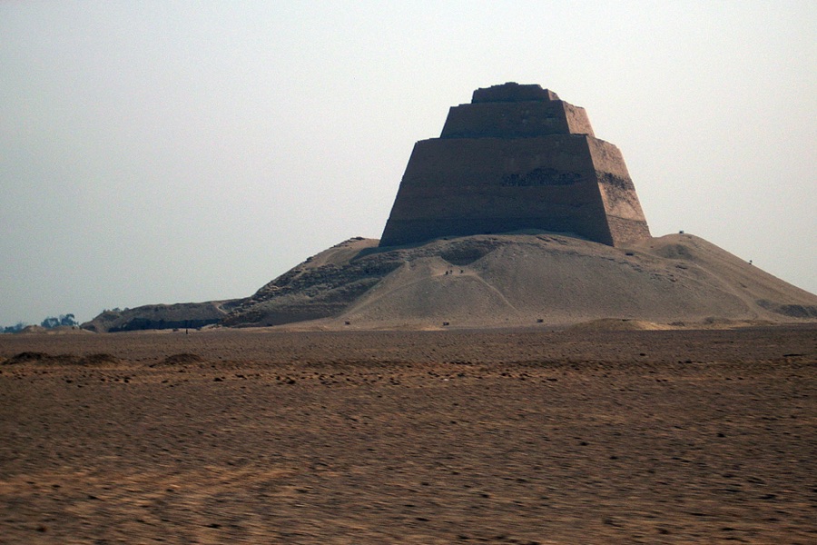 Die Pyramide wurde angeblich in mehreren Schritten errichtet. Als Bauherr gilt gemeinhin Pharao Snofru.