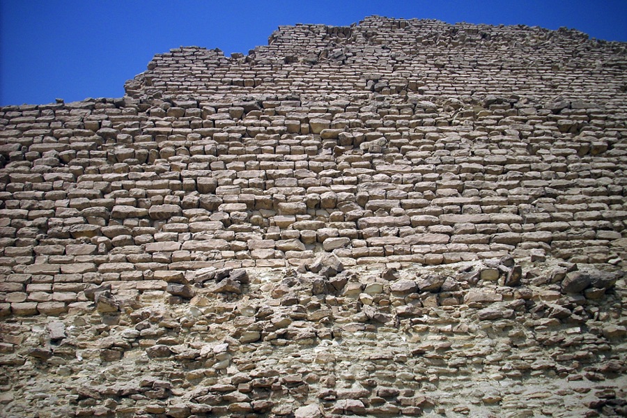 Die Pyramide ragt in 6 Stufen 62 m hoch in den ägyptischen Himmel.