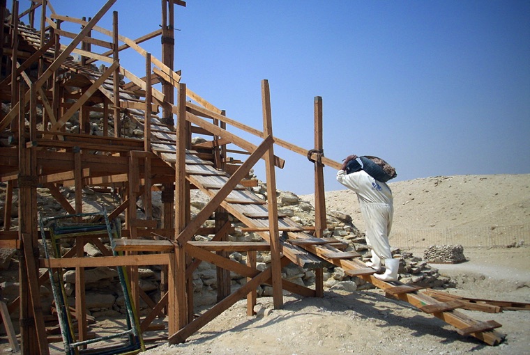 Pyramidenbau damals wie heute: Ein Teil des Baumaterials wurde über steile Rampen auf den Schultern der Arbeiter hinaufgetragen.