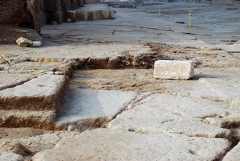 Eckpfannen beim Pyramidenbau  - © Eckart Unterberger