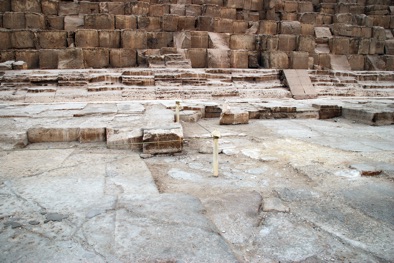 Die Verkleidungssteine an der Westseite der Cheopspyramide.