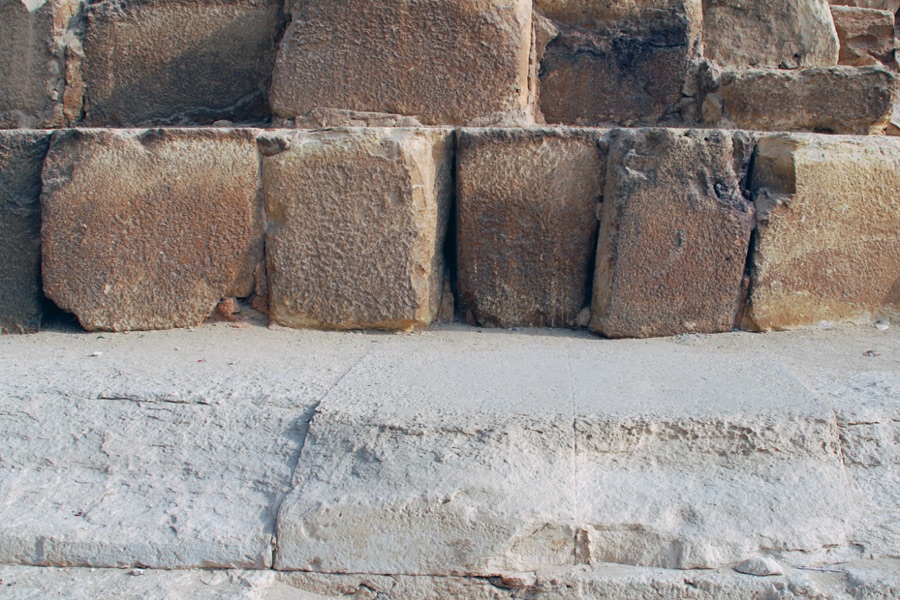 Auch die Steinblöcke des Pflasters rund um die Cheopspyramide wurden millimetergenau bearbeitet.