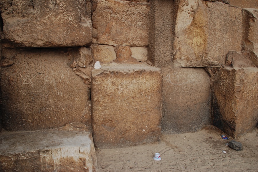 Die „backing stones“ wurden ebenfalls bearbeitet, um die Verkleidungssteine aufzunehmen (oben rechts). Die Steine der Cheopspyramide wurden regelrecht miteinander verzahnt.
