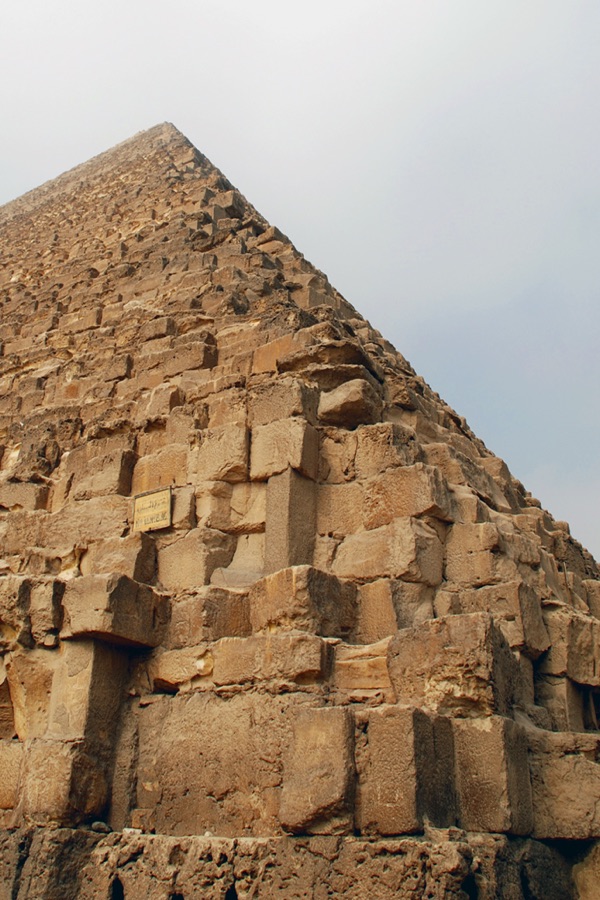 Die Kante der Cheopspyramide. Sie ist 240 m lang.