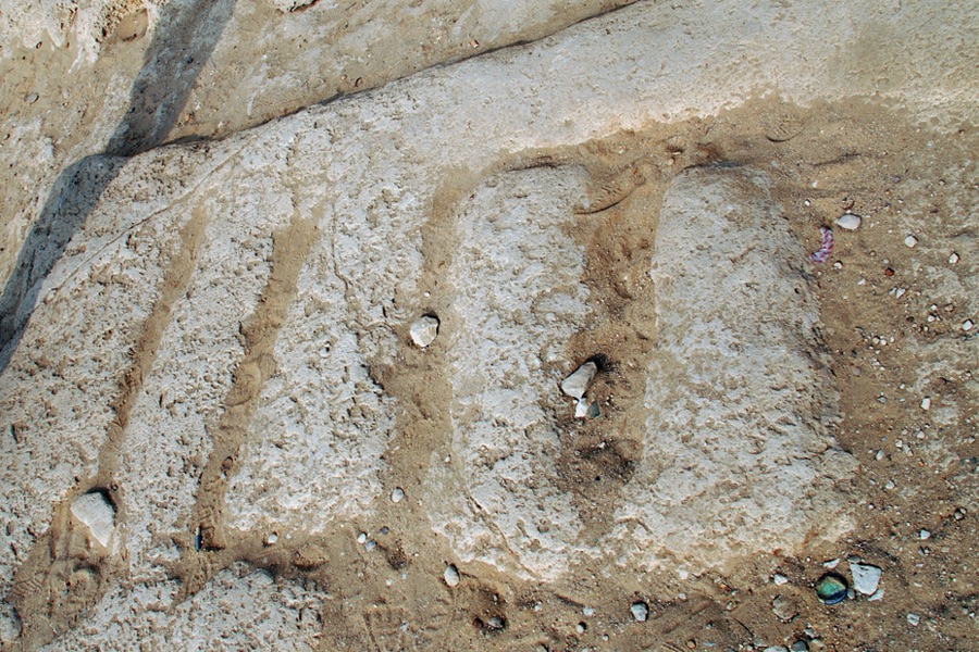 Weitere „bedrock cuttings“: Man findet sie in allen Formen rund um die Pyramide. Nach Abschluss der Arbeiten waren sie jedoch unter dem Pflaster verborgen. Sie mussten also bautechnischen Zwecken gedient haben.