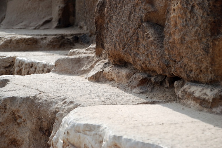 Die „backing stones“ wurden auch an ihrer Oberseite bearbeitet.