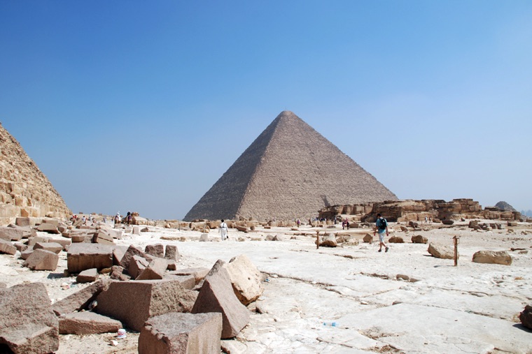 Die Verkleidungssteine der Chephrenpyramide, dahinter die Cheopspyramide.