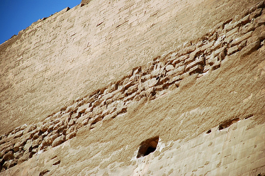 Ein  sogenannter „Entlüftungsschacht“ an der Pyramide von Meidum. Sein Zweck ist jedoch unbekannt.