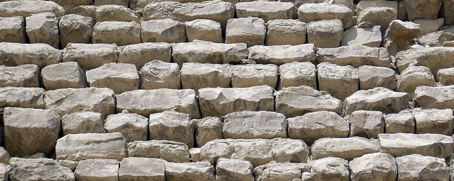 Die Verlegung der äußeren Blöcke der Pyramide erfolgte in der traditionellen Bautechnik.