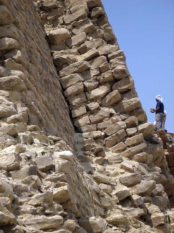 Auch hier ist die Technik des frühen Pyramidenbaus in Ägypten gut zu erkennen: Die Blöcke sind wechselweise verlegt.