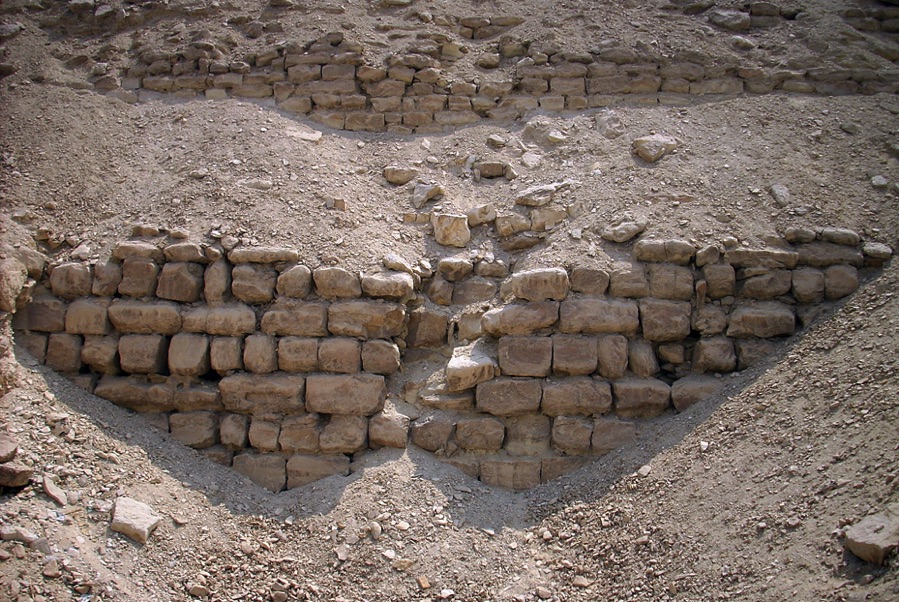 Das freigelegte Fundament der Pyramide